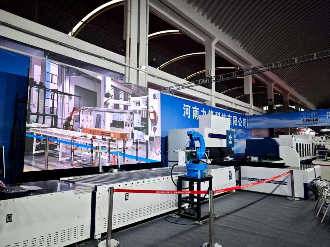 Robotic sheet metal production line with automatic feed table at the Lifeng booth