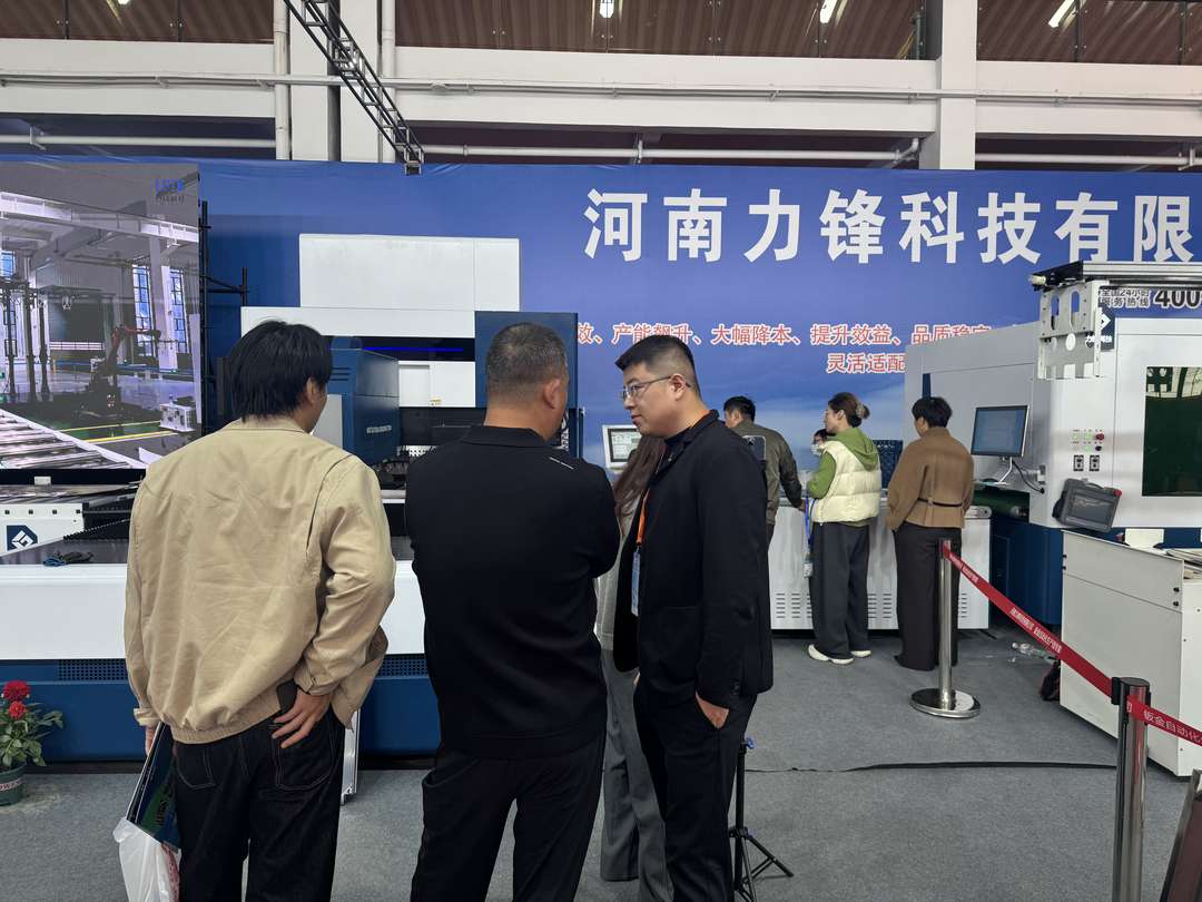 Lifeng engineers discussing a laser cutting centre with visitors at the Boxing kitchenware expo