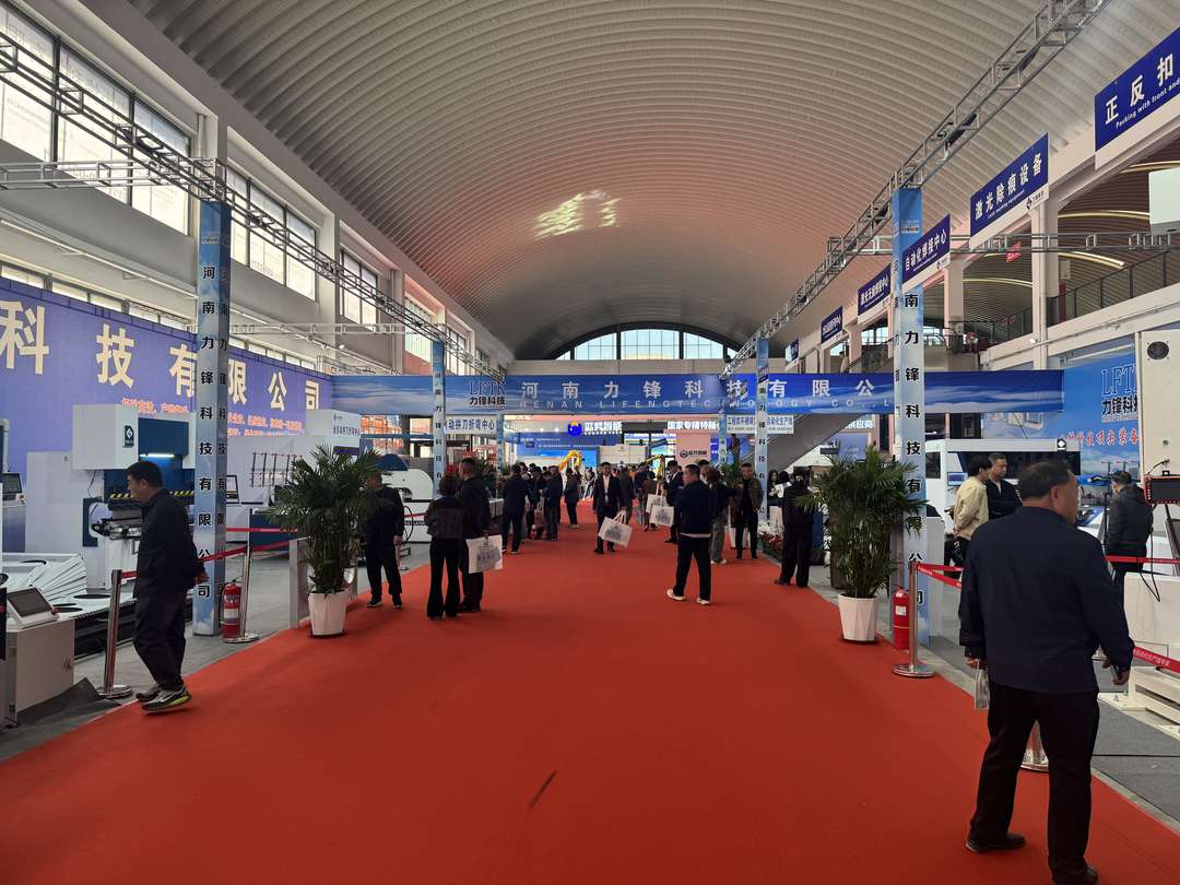 Crowds along the Lifeng stand aisle on the day two of the Boxing kitchenware expo